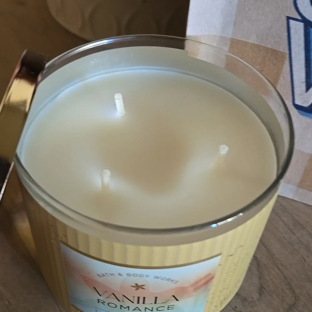 Vanilla Romance 3-wick Candle - Picture 2 of 4
